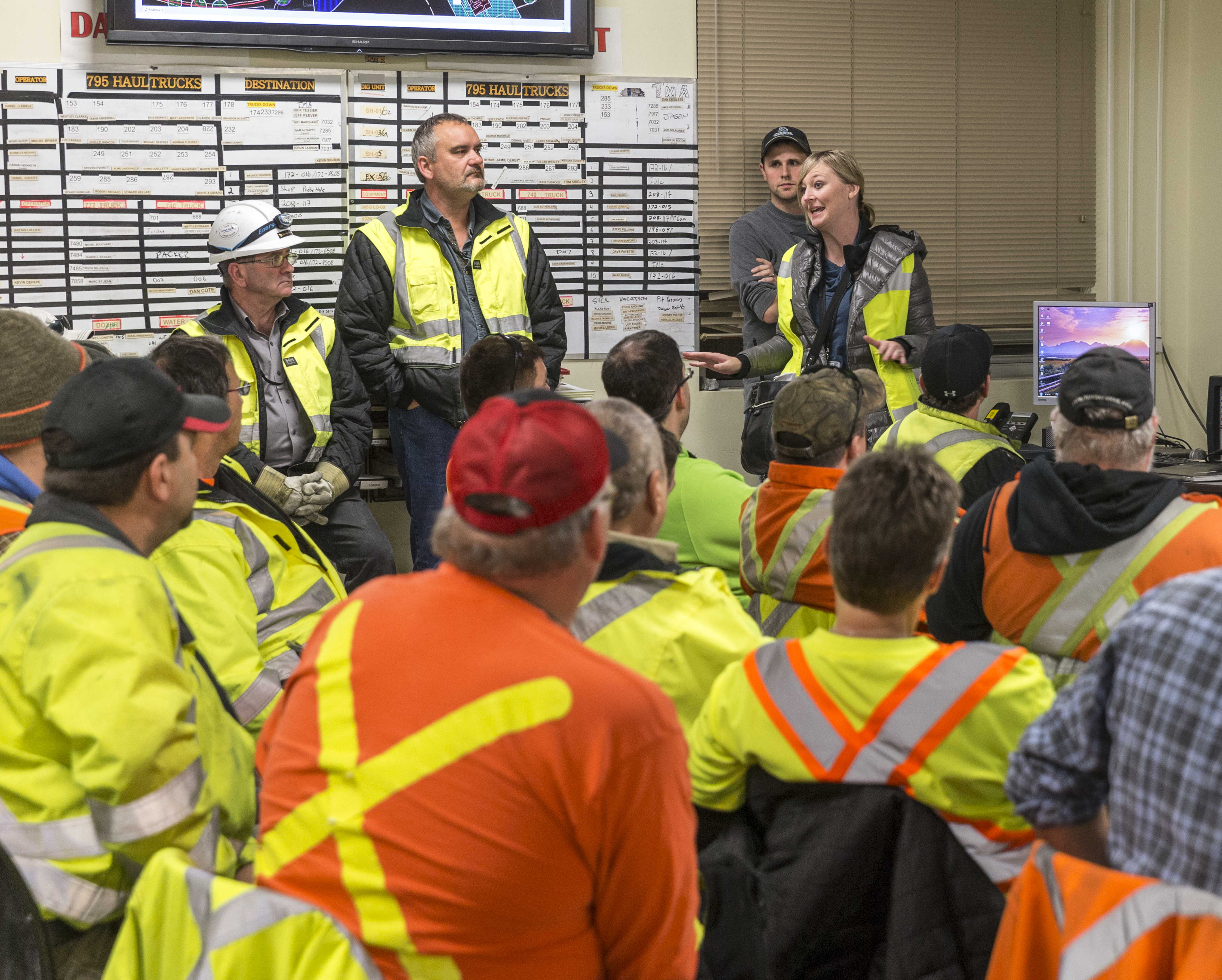 GM_Detour Gold_15_0415 Construction workers having a meeting in a room