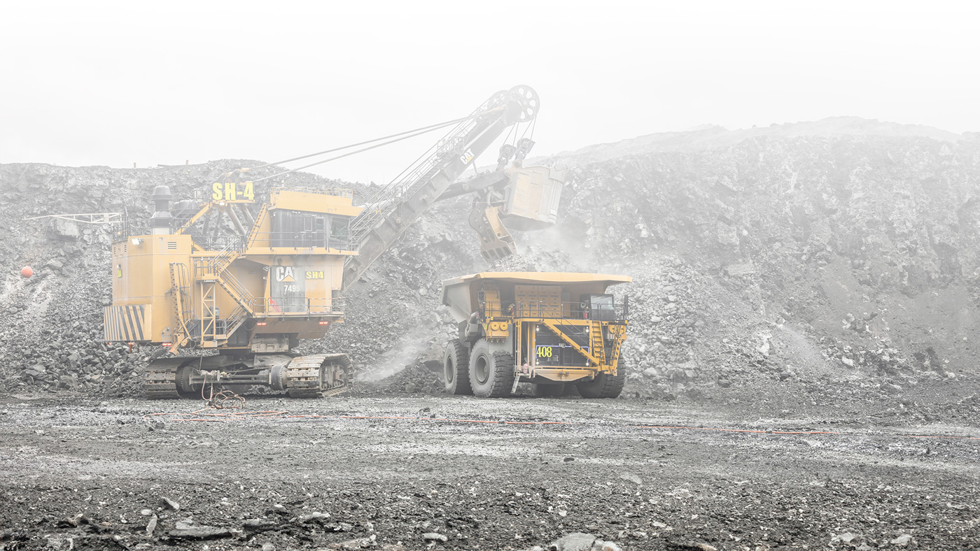 miningsolutions-bg-testimonial Construction site with two cat large machineries