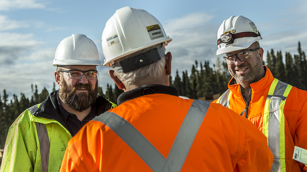 GM_Detour-Gold_15_0165-2 Workers talking on site