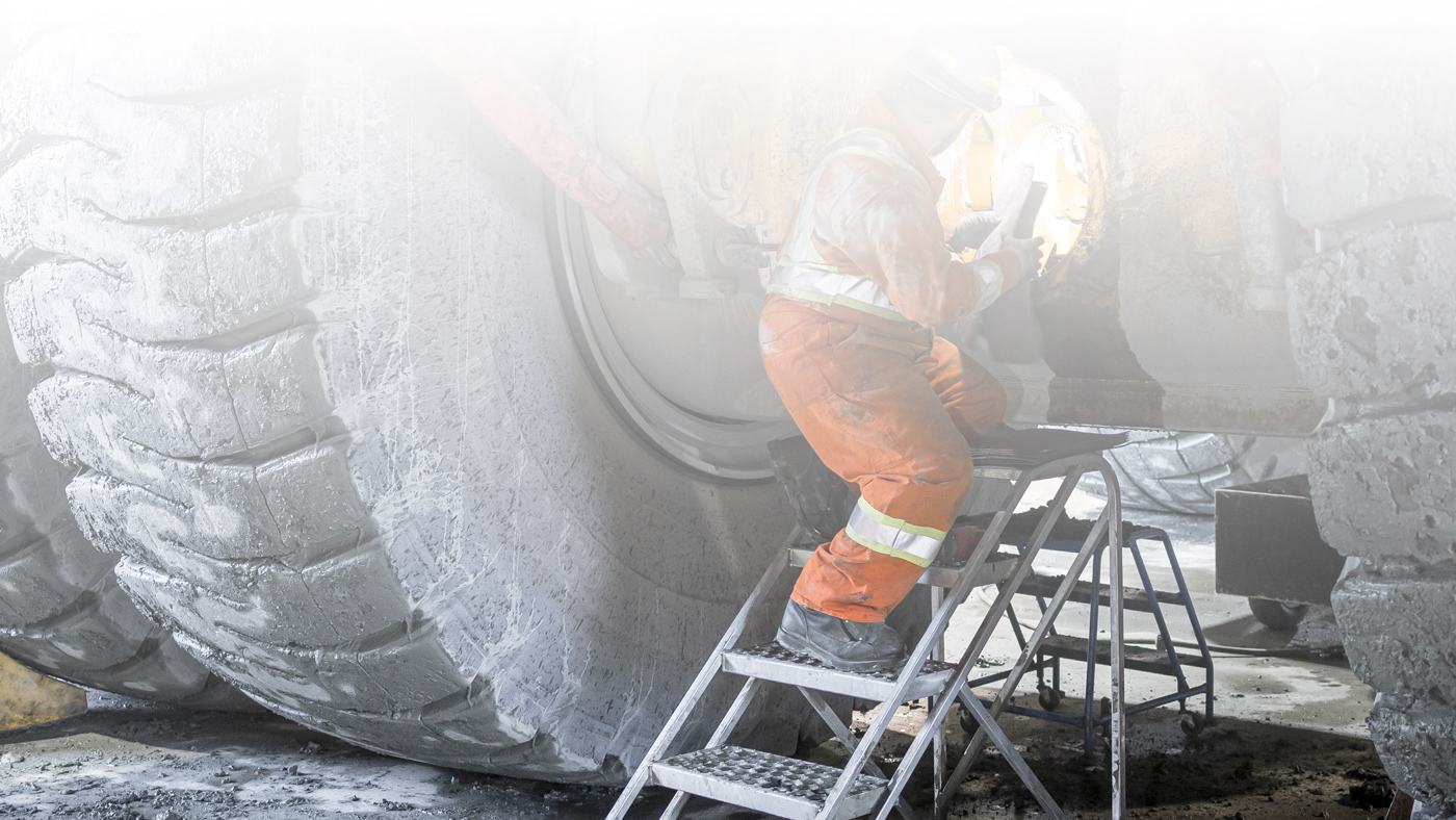 partsservices-bg-testimonial background image of worker with large machinery