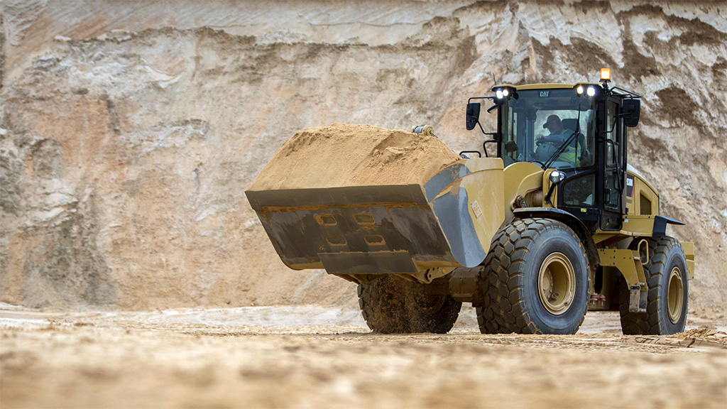 surface-equipment-wheelloaders Bulldozer transporting dirt